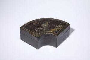 明治 鐵地金銀象嵌花鳥扇形盒